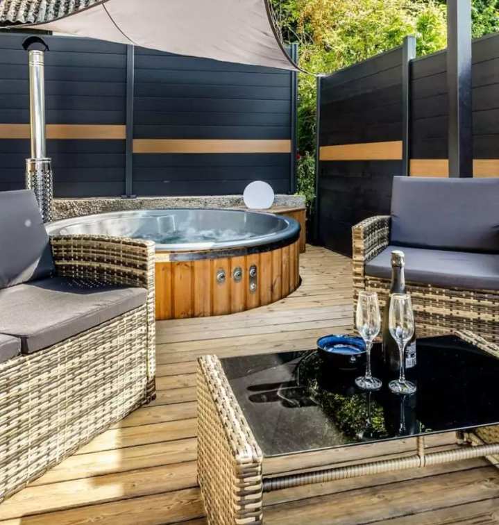 Un espace détente avec spa privatif incluant un jacuzzi 